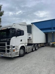 Refrigerated transport vehicle loading shipment